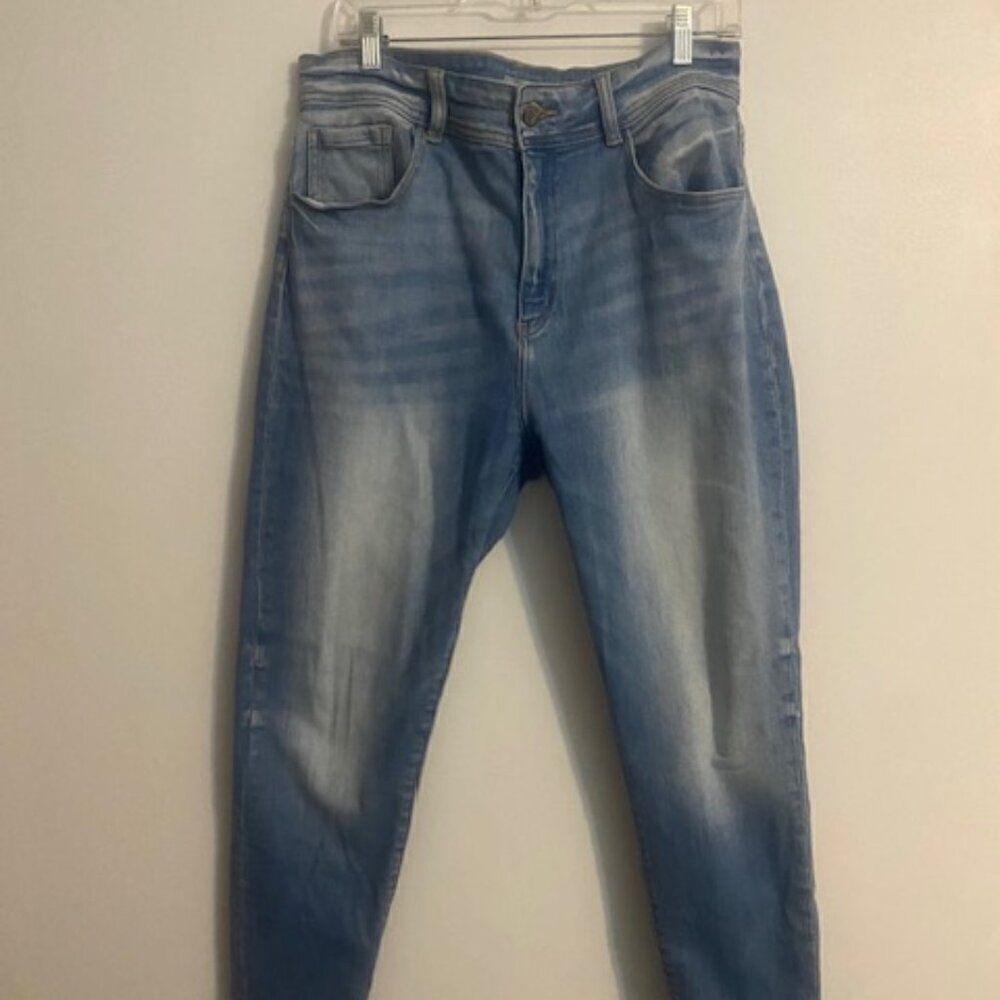 KanCan Signature Kurvy Ultra Highrise Skinny distressed ankle jeans, size 32